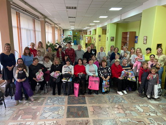 Депутаты от Кировского района поздравили с Днем матери жительниц своих избирательных округов